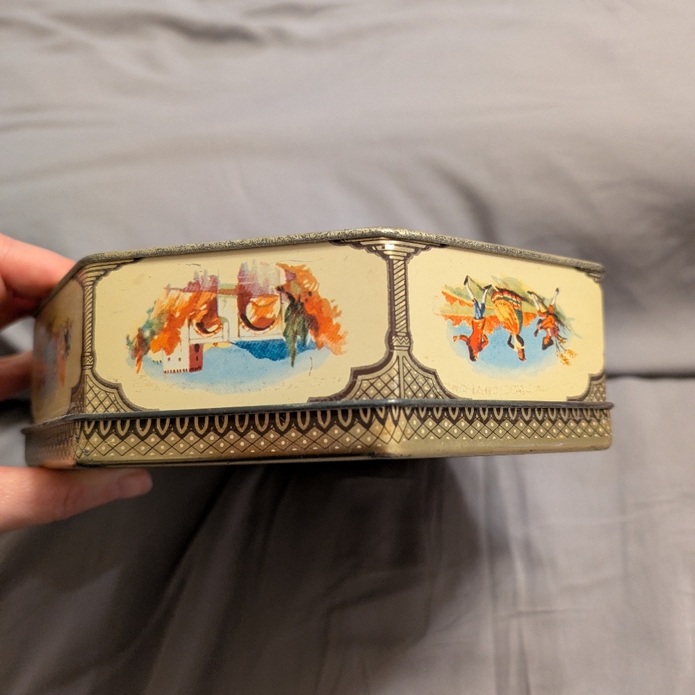 Vintage Peak Frean Octagonal Decorative Tin - Picture 4 of 10